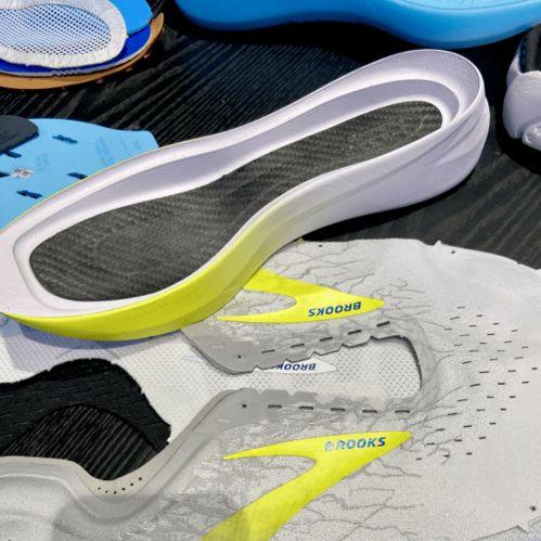 新碳板跑鞋爆料视频,性能升级，跑者新宠！”  第1张